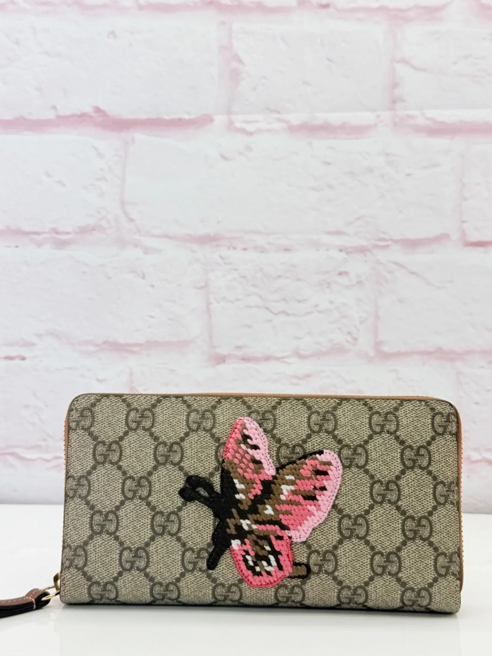 Gucci Exclusive Beige GG Canvas Wallet Pink Butterfly Appliqué - Picture 2 of 14